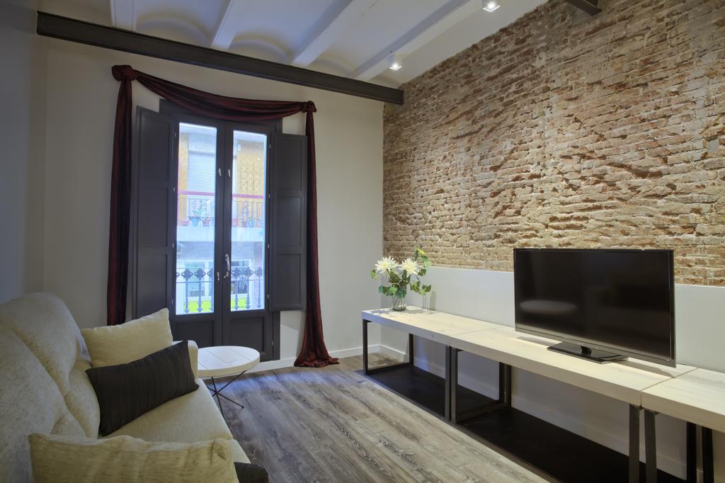 Short Group Sagrada Familia Serviced Barcelona